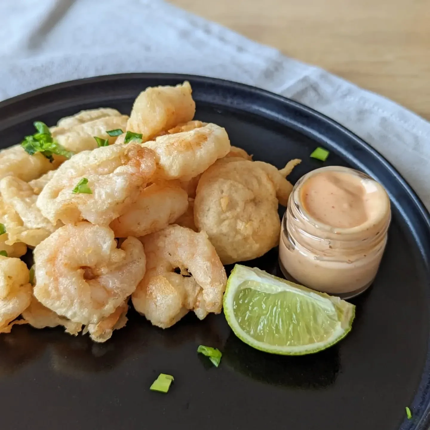 Krevetės tempuroje ir Sriracha padaže