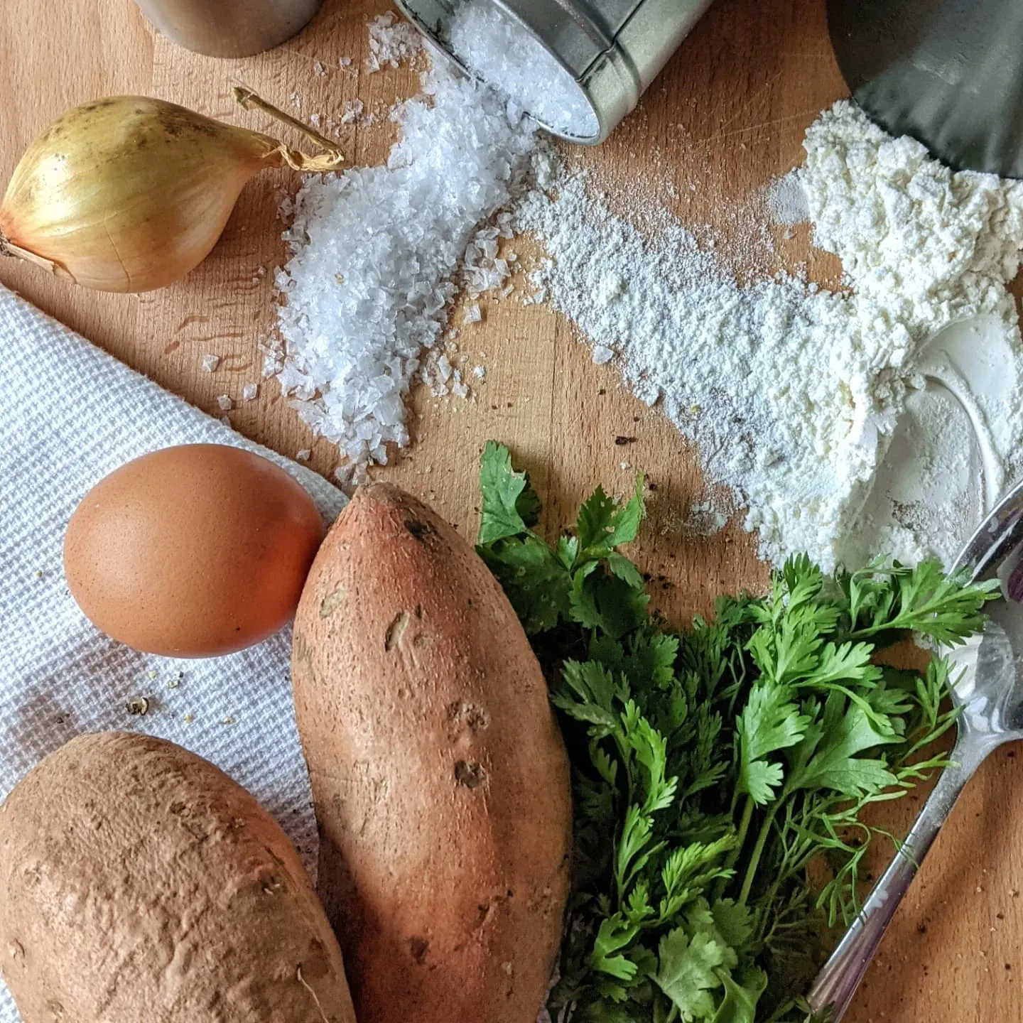 Saldžiųjų bulvių kugelis su sūriu