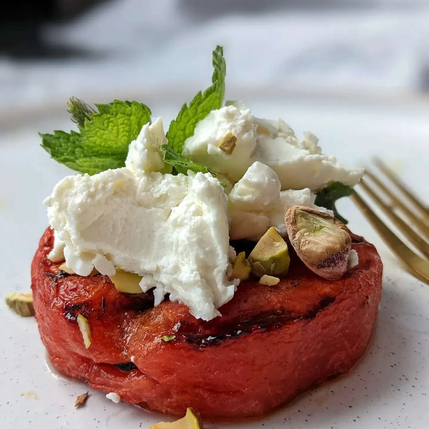 Grilyje keptas arbūzas su feta ir pistacijomis
