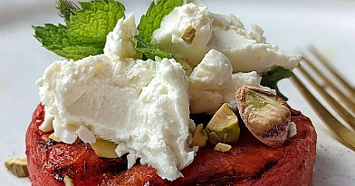 Grilyje keptas arbūzas su feta ir pistacijomis