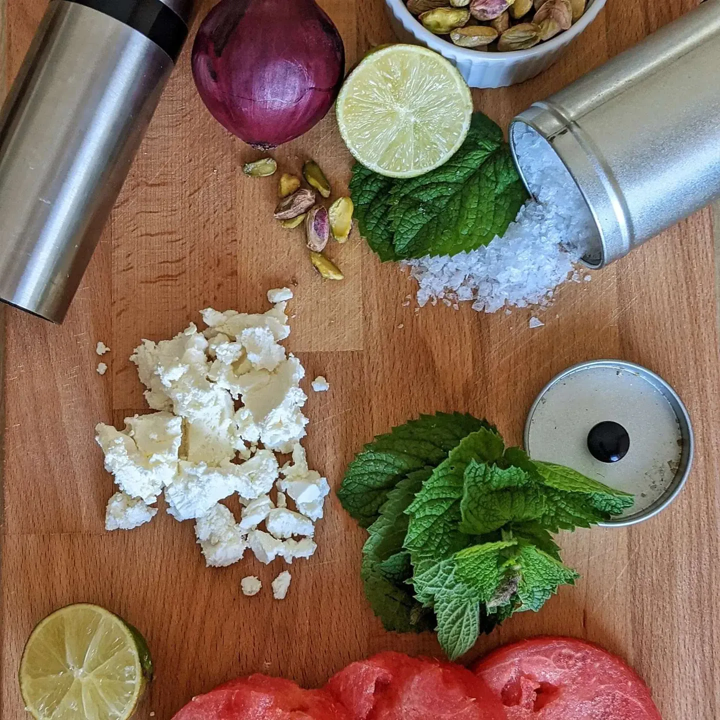 Grilyje keptas arbūzas su feta ir pistacijomis