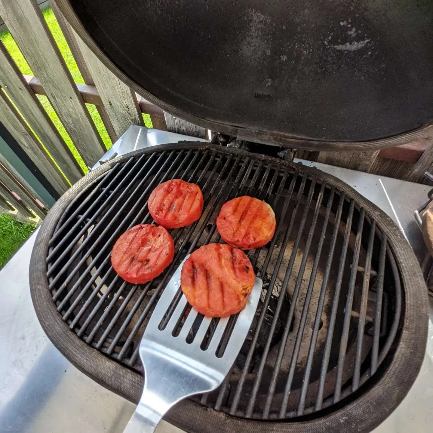 Grilyje keptas arbūzas su feta ir pistacijomis