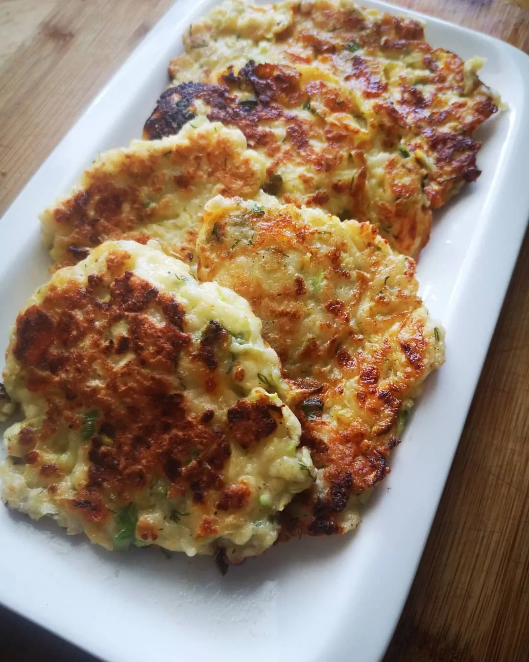 Cukinijų ir fetos blyneliai su panko džiūvėsėliais