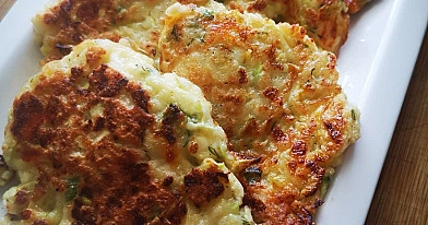 Cukinijų ir fetos blyneliai su panko džiūvėsėliais