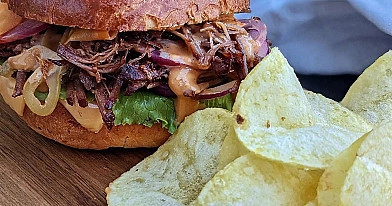 Ilgai kepta plėšyta jautiena su kava, kamado grilyje