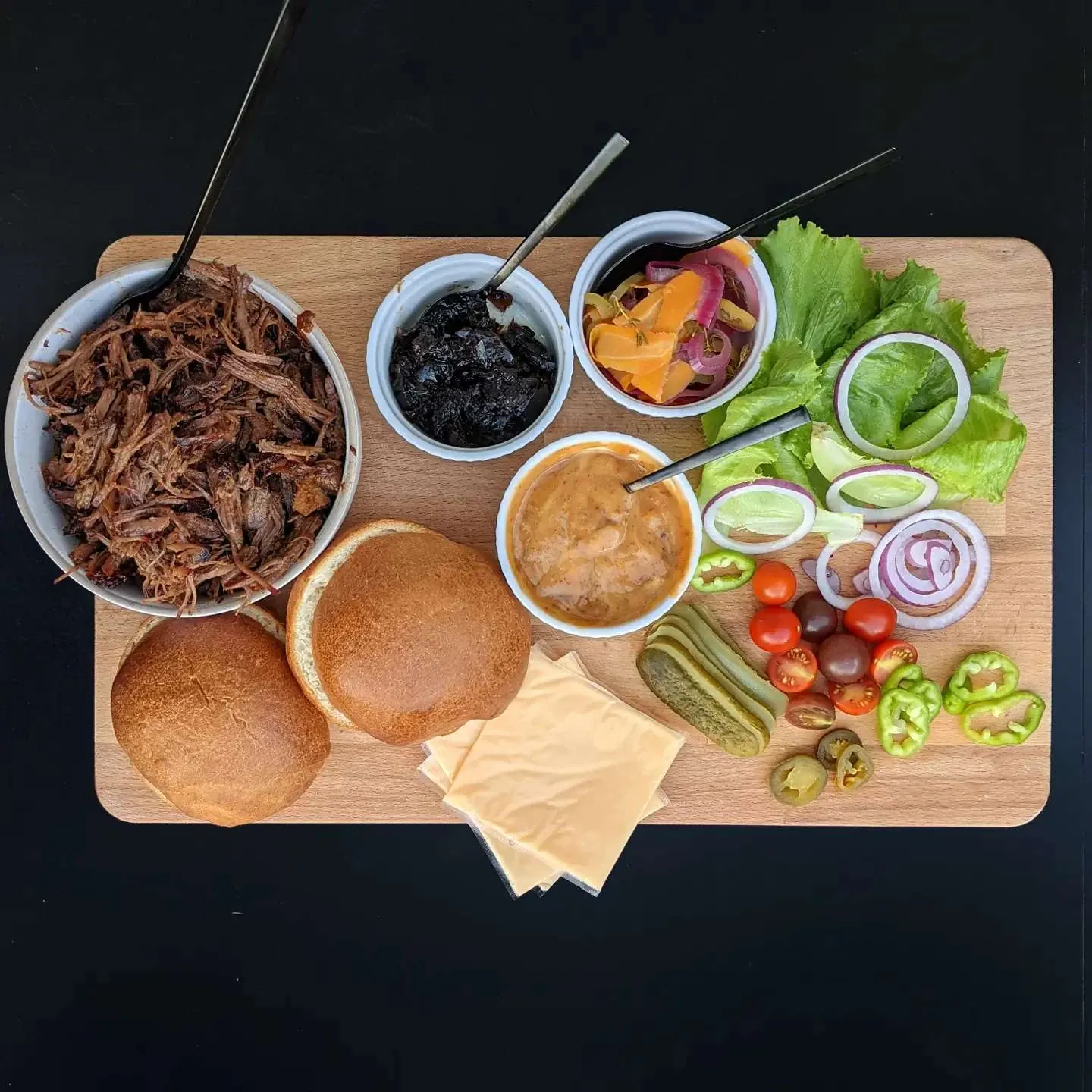 Ilgai kepta plėšyta jautiena su kava, kamado grilyje