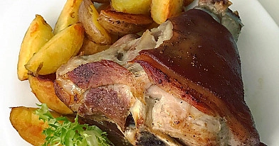 Kiaulienos karka su kaulu, troškinta aluje