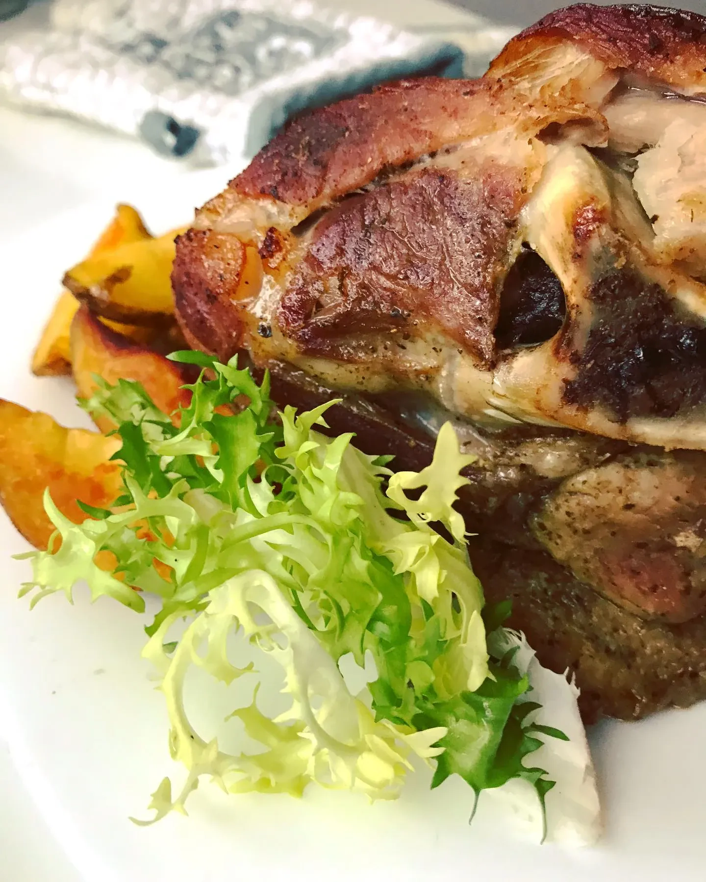 Kiaulienos karka su kaulu, troškinta aluje