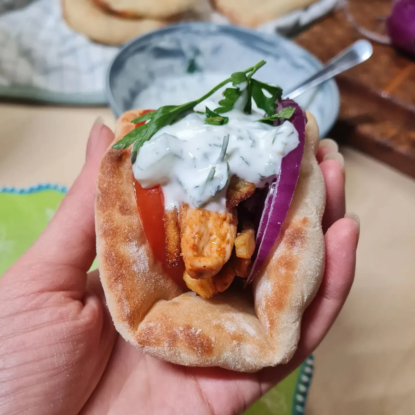 Gyros pita su vištiena, keptomis ir šviežiomis daržovėmis bei naminiu tzatziki