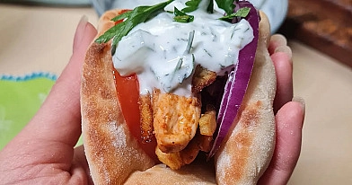 Gyros pita su vištiena, keptomis ir šviežiomis daržovėmis bei naminiu tzatziki