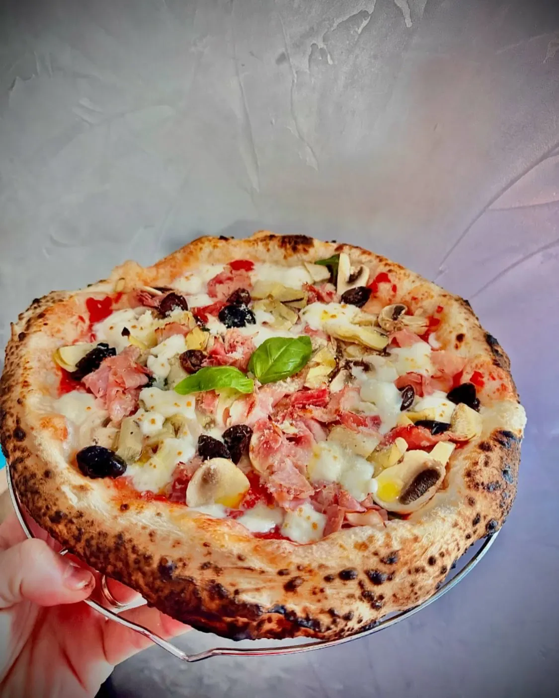 Pizza Capricciosa z szynką i mozzarellą