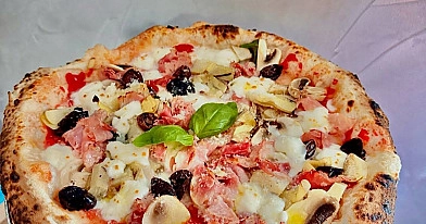 Pizza Capricciosa z szynką i mozzarellą