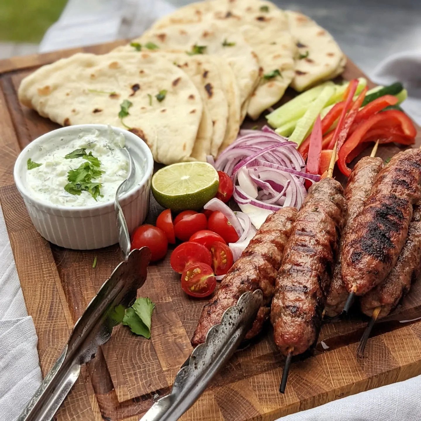 Čimičiuri kiaulienos kebabai pitoje su gaiviu mėtiniu tzatziki padažu