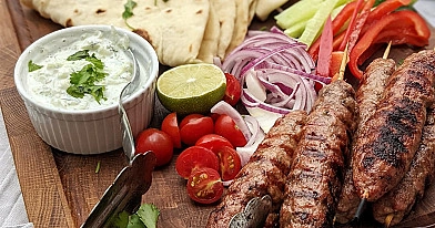 Čimičiuri kiaulienos kebabai pitoje su gaiviu mėtiniu tzatziki padažu