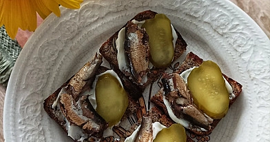 Grzanki z ciemnego pieczywa z czosnkiem, majonezem, ogórkiem kiszonym i szprotkami