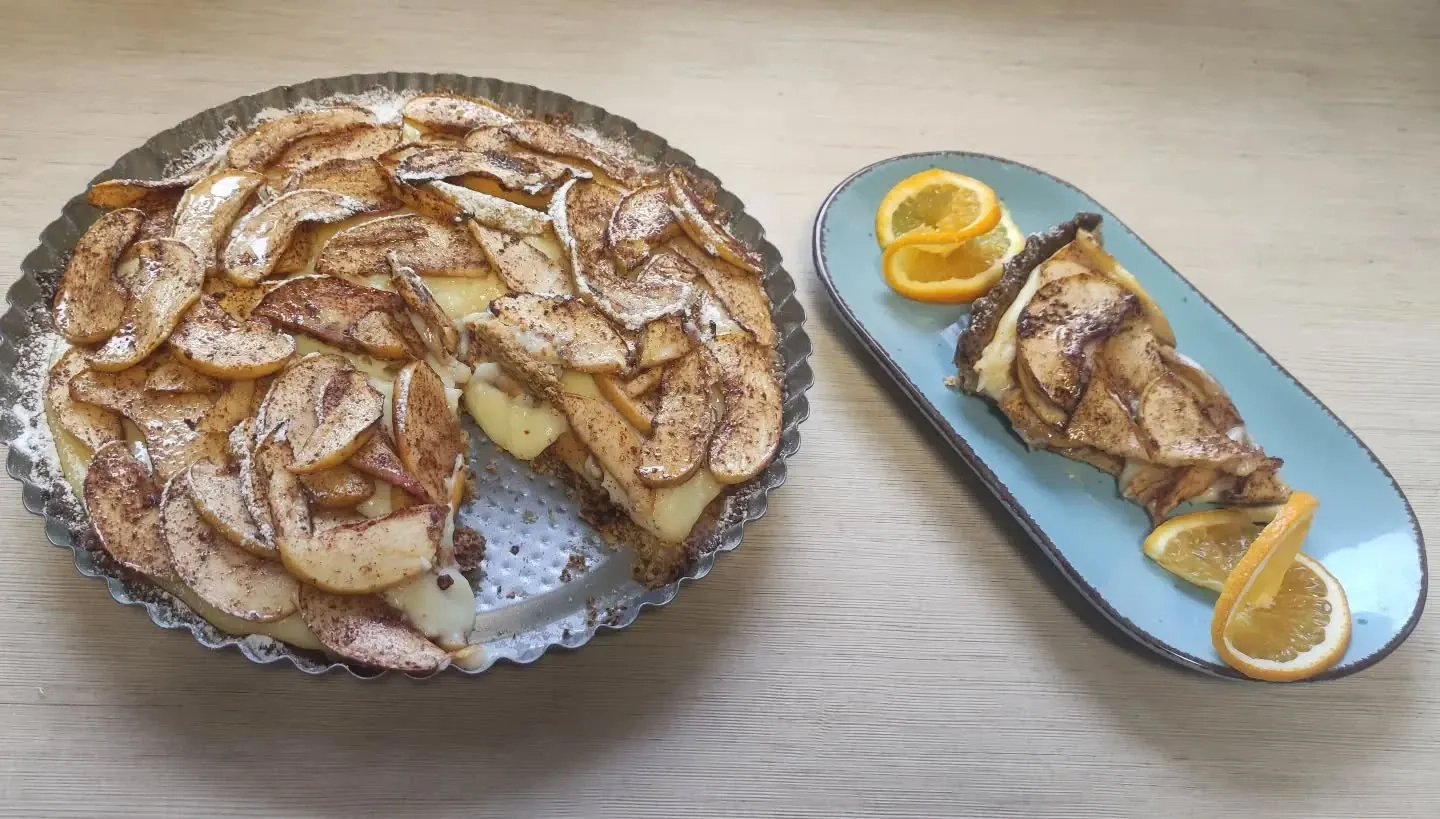 Tarta z ciasta francuskiego z jabłkami i budyniem