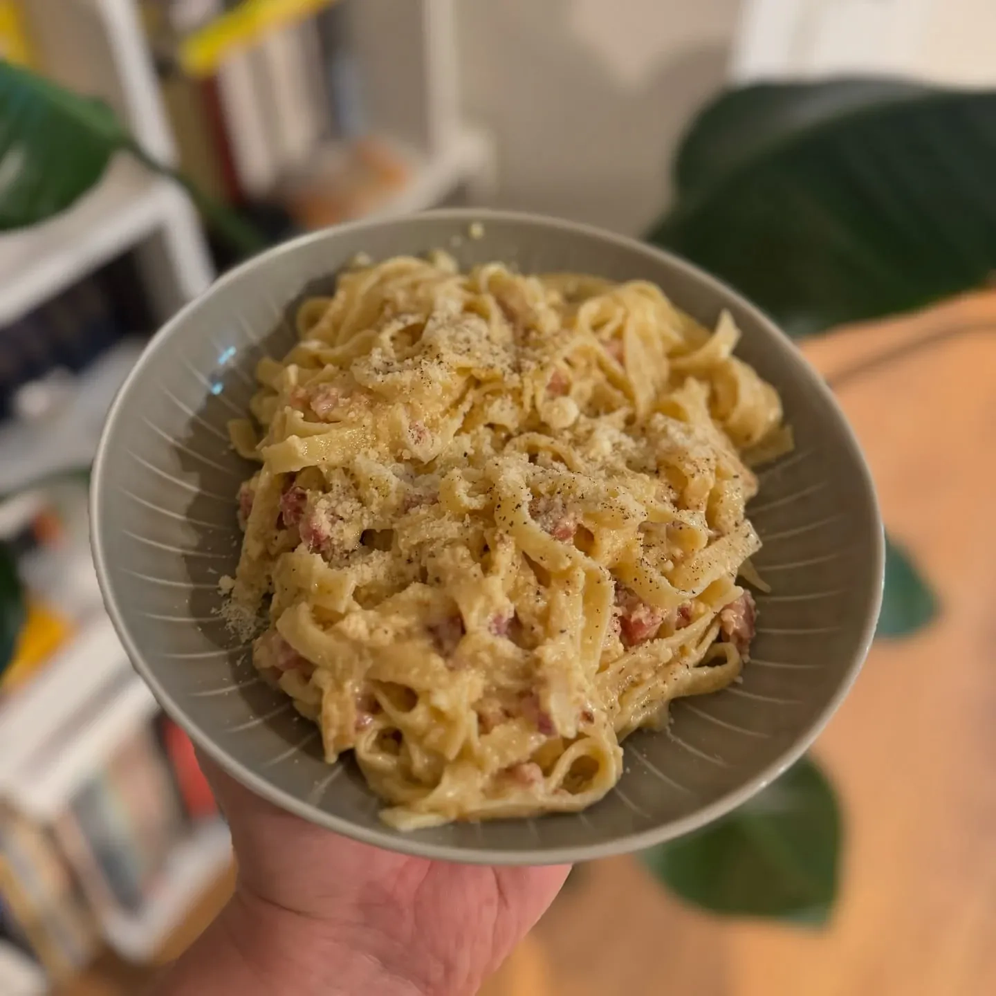 Spaghetti carbonara ze śmietaną bez jajek
