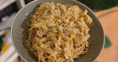 Spaghetti carbonara ze śmietaną bez jajek