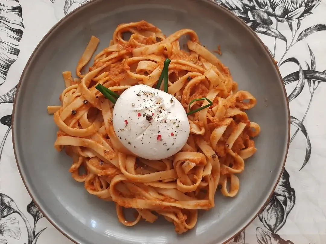 Pasta - Makaron z burratą i sosem pomidorowym