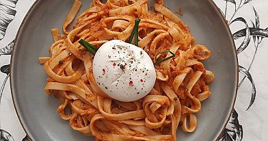 Pasta - Makaron z burratą i sosem pomidorowym