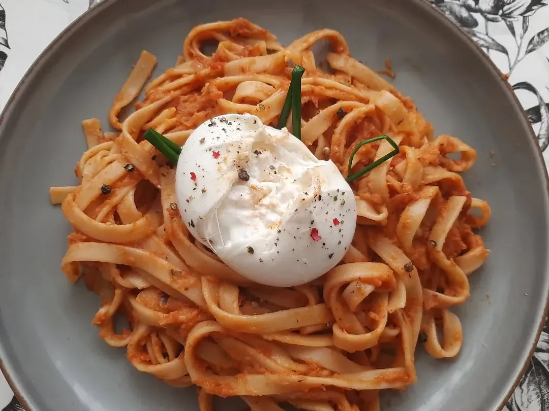 Pasta - Makaron z burratą i sosem pomidorowym Pasta - Makaron z burratą i sosem pomidorowym