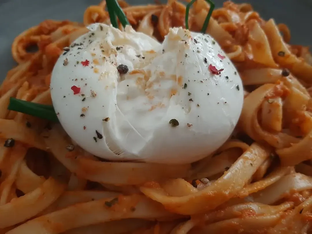 Pasta - Makaron z burratą i sosem pomidorowym Pasta - Makaron z burratą i sosem pomidorowym