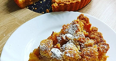 Tarta z jabłkami, budyniem waniliowym i kruszonką