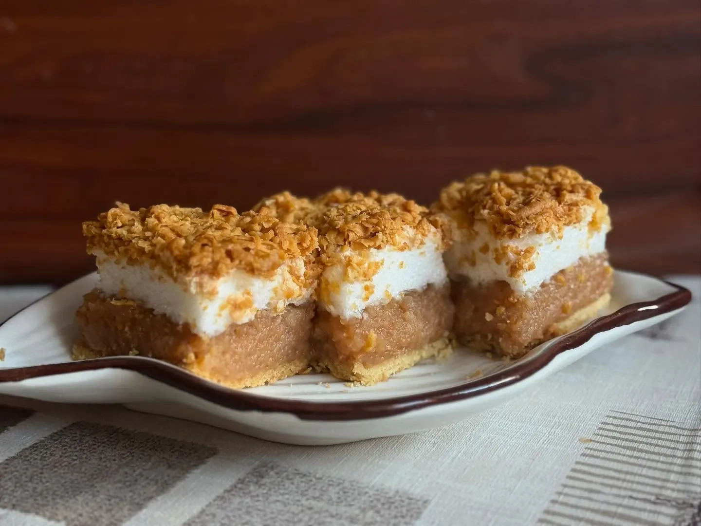 Szarlotka z lekką budyniową pianką