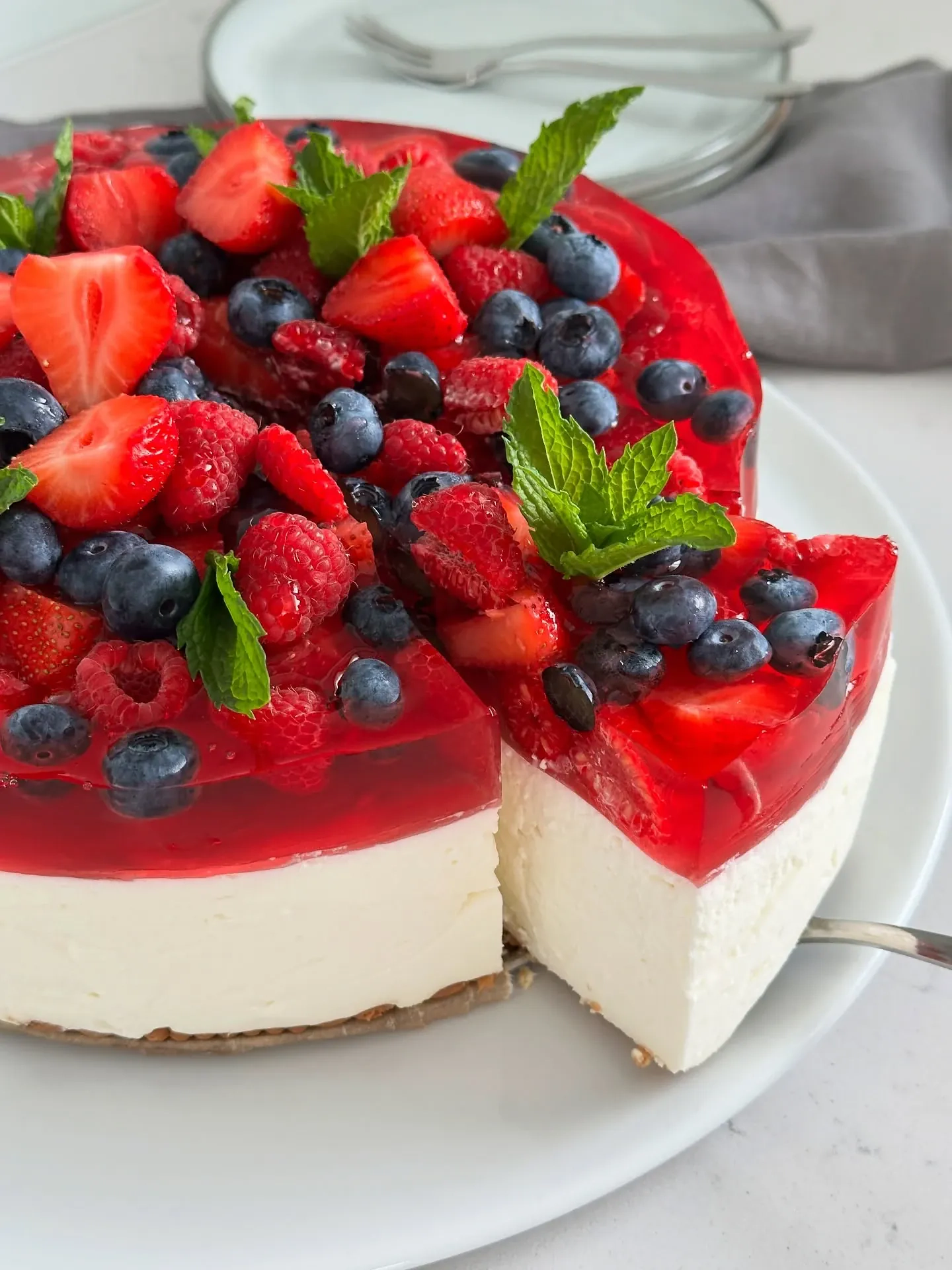 Sernik na zimno bez pieczenia z mascarpone i owocami sezonowymi