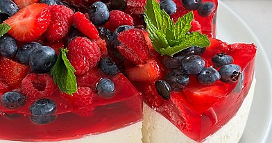 Sernik na zimno bez pieczenia z mascarpone i owocami sezonowymi