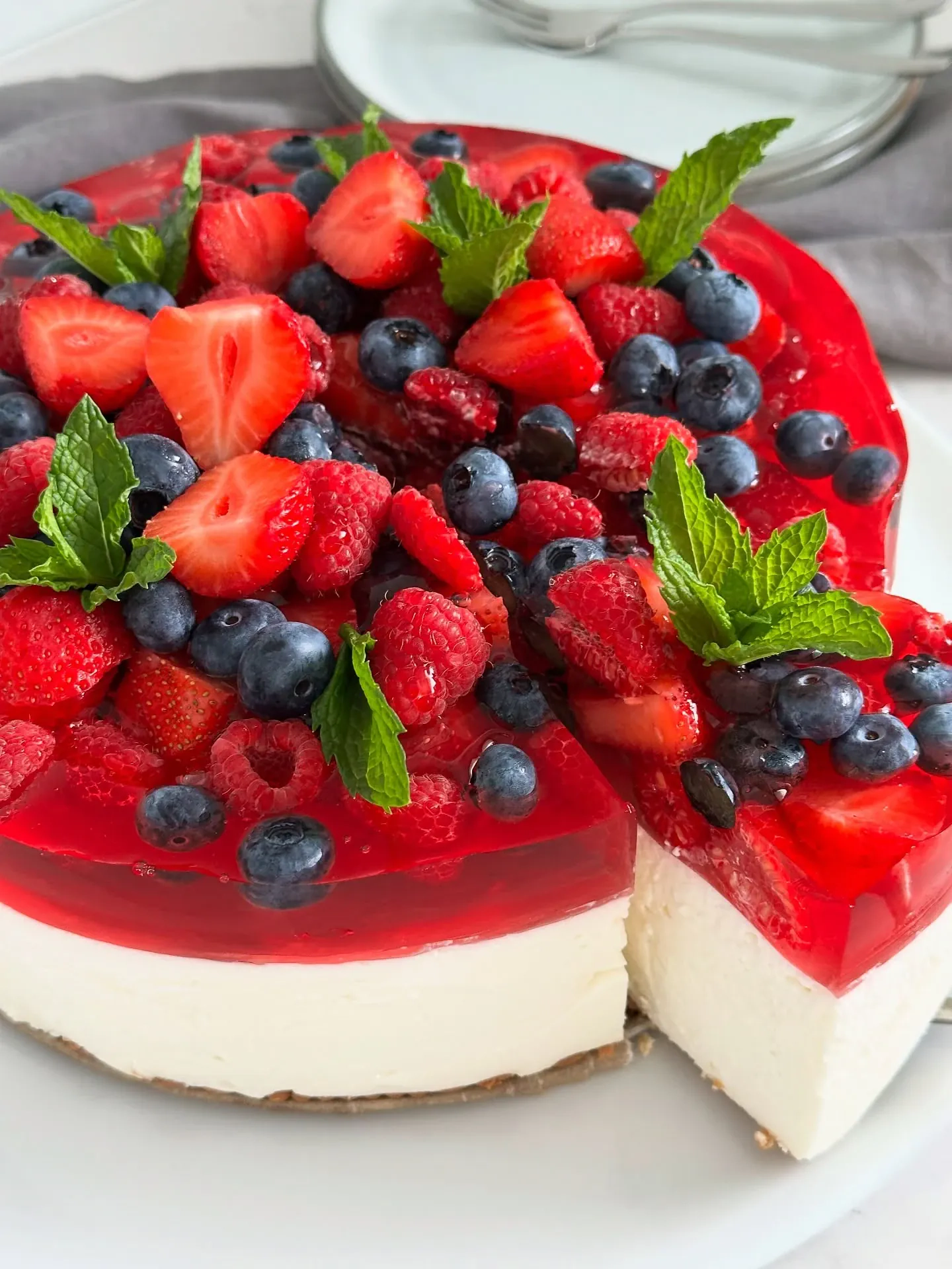 Sernik na zimno bez pieczenia z mascarpone i owocami sezonowymi