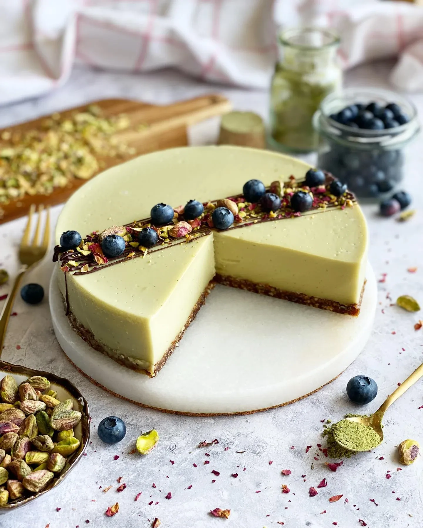 Wegański sernik matcha na zimno bez cukru i glutenu