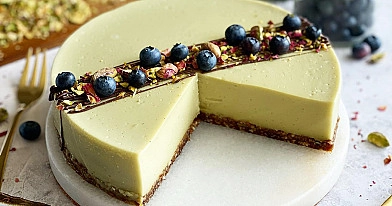 Wegański sernik matcha na zimno bez cukru i glutenu