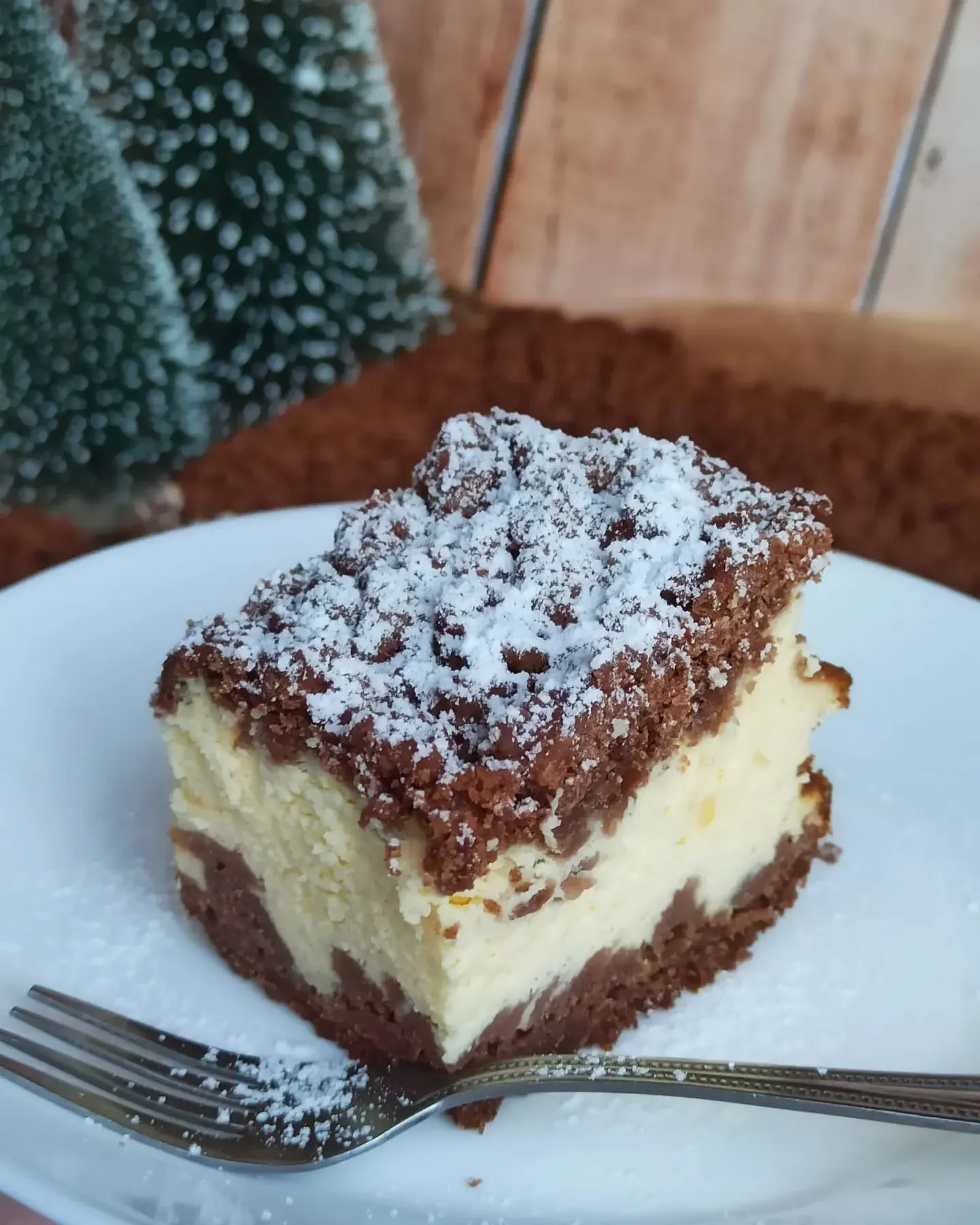 Sernik królewski na ciemnym cieście