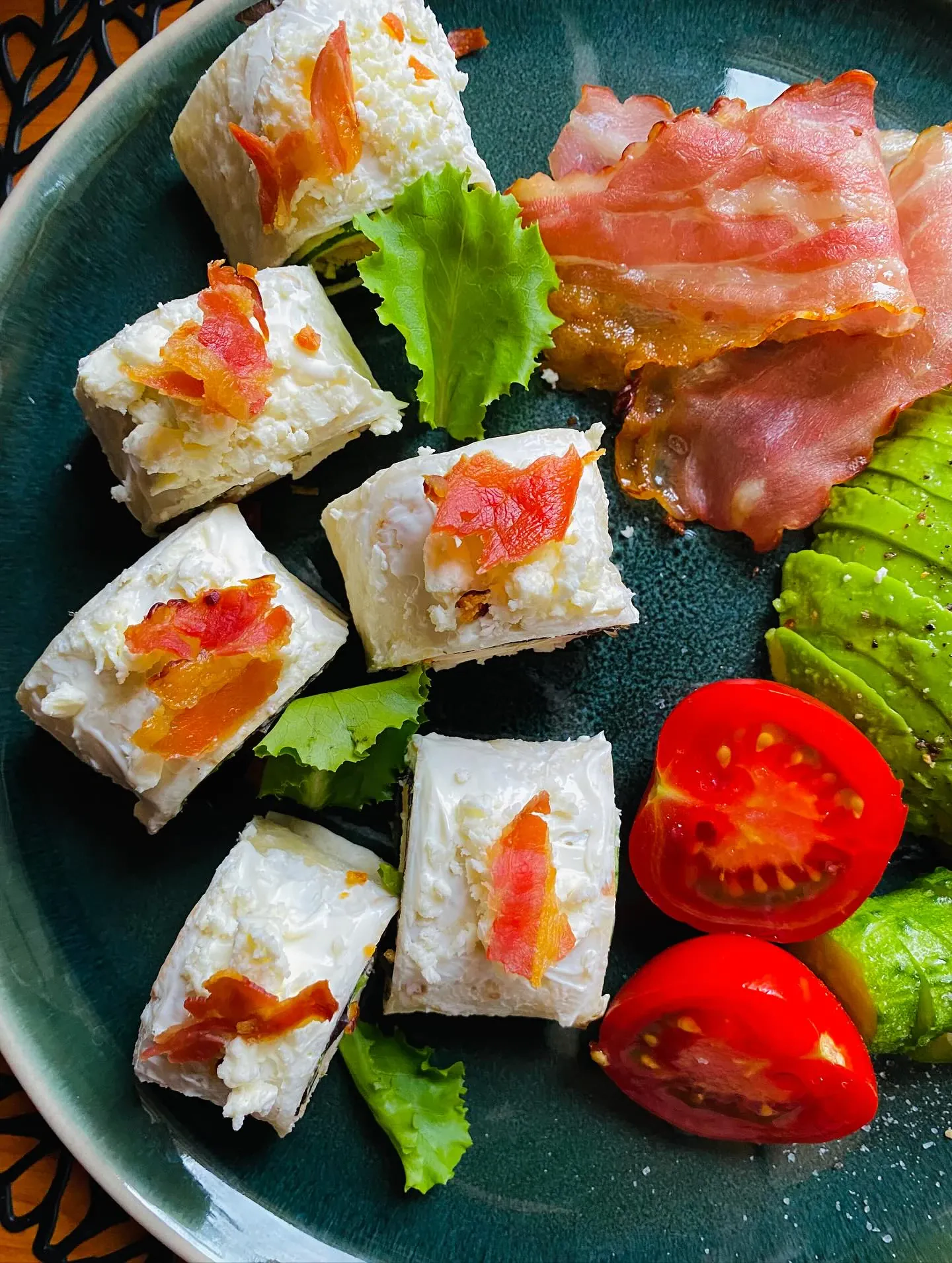 Greiti tortilijos suktinukai su vištiena, kreminiu sūriu ir šonine