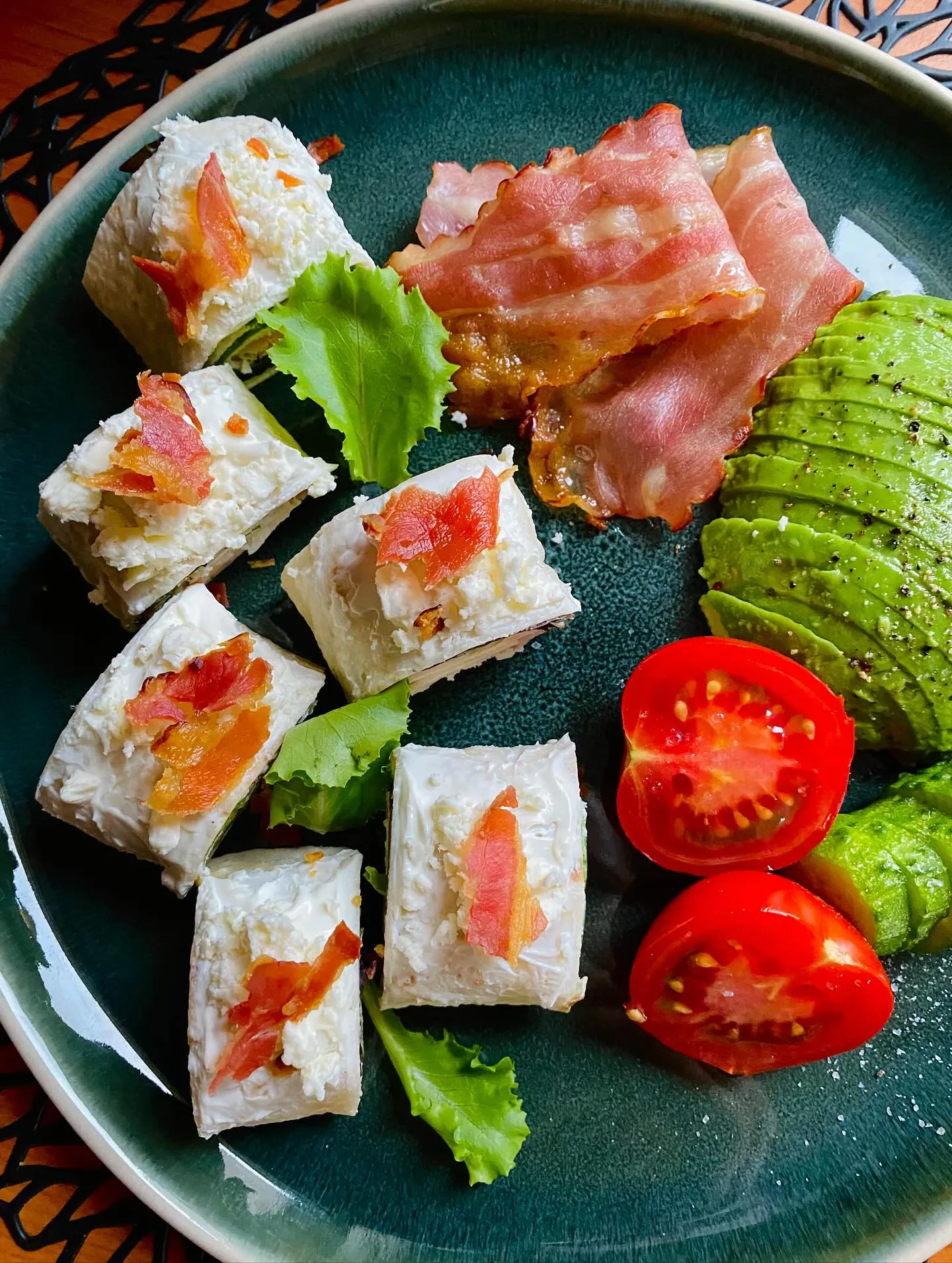 Greiti tortilijos suktinukai su vištiena, kreminiu sūriu ir šonine