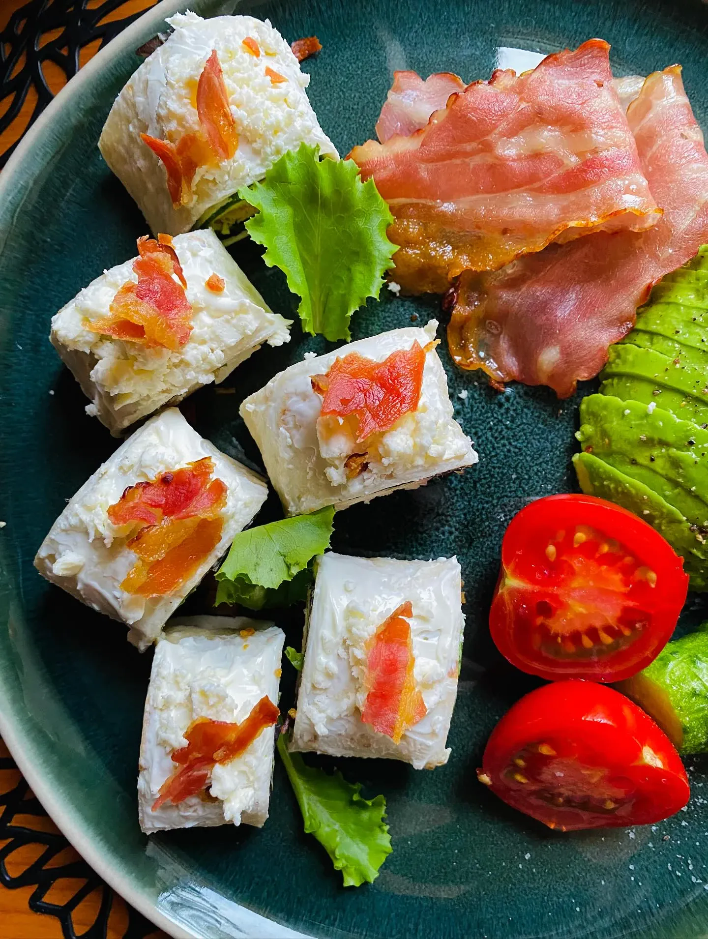 Greiti tortilijos suktinukai su vištiena, kreminiu sūriu ir šonine