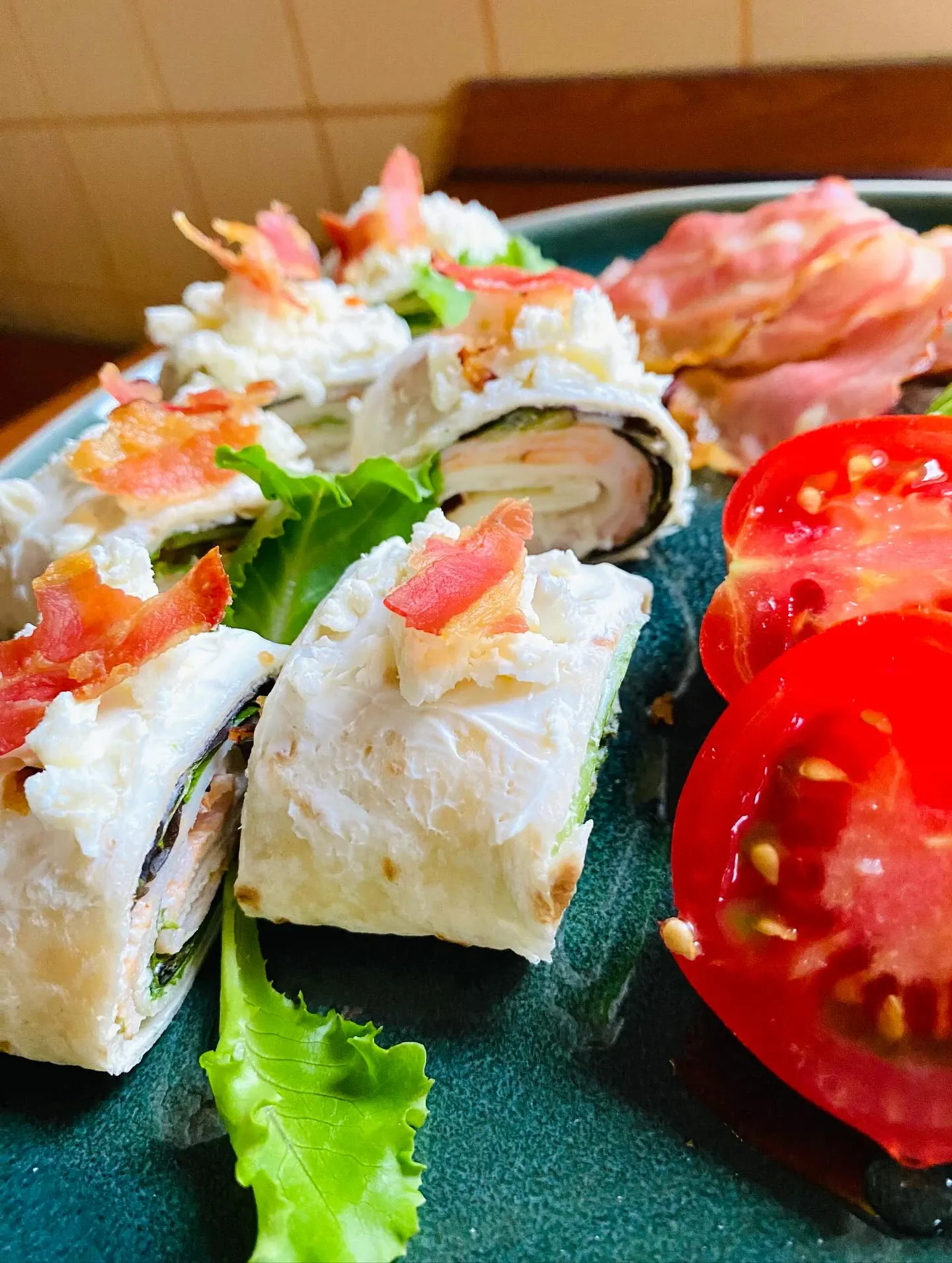 Greiti tortilijos suktinukai su vištiena, kreminiu sūriu ir šonine