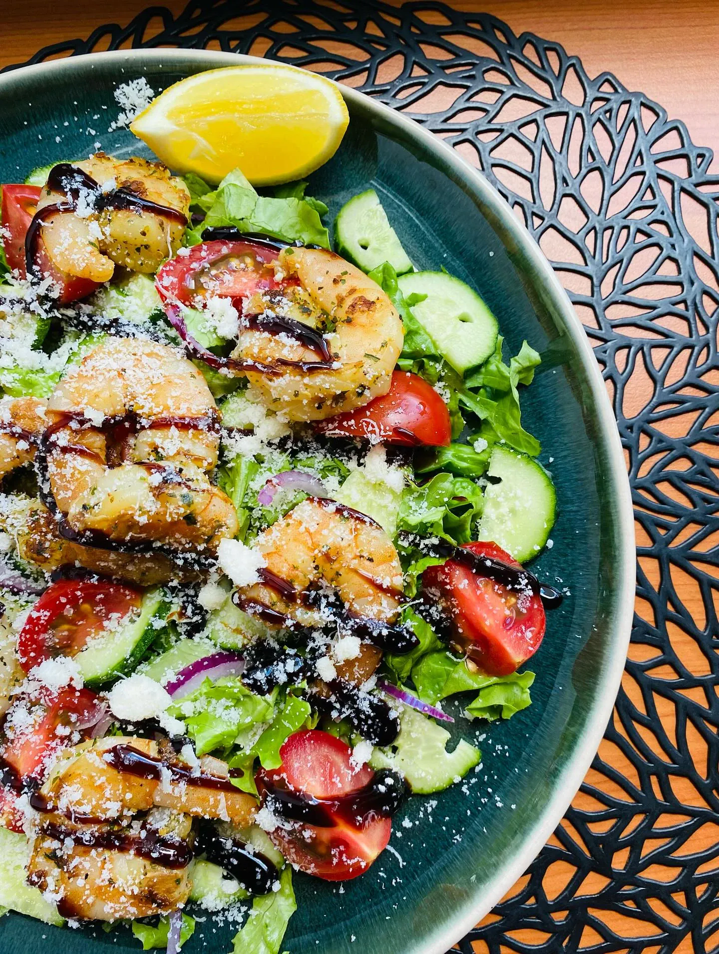 Greitos krevečių salotos su kietuoju sūriu, balzamiko actu ir citrinos sultimis