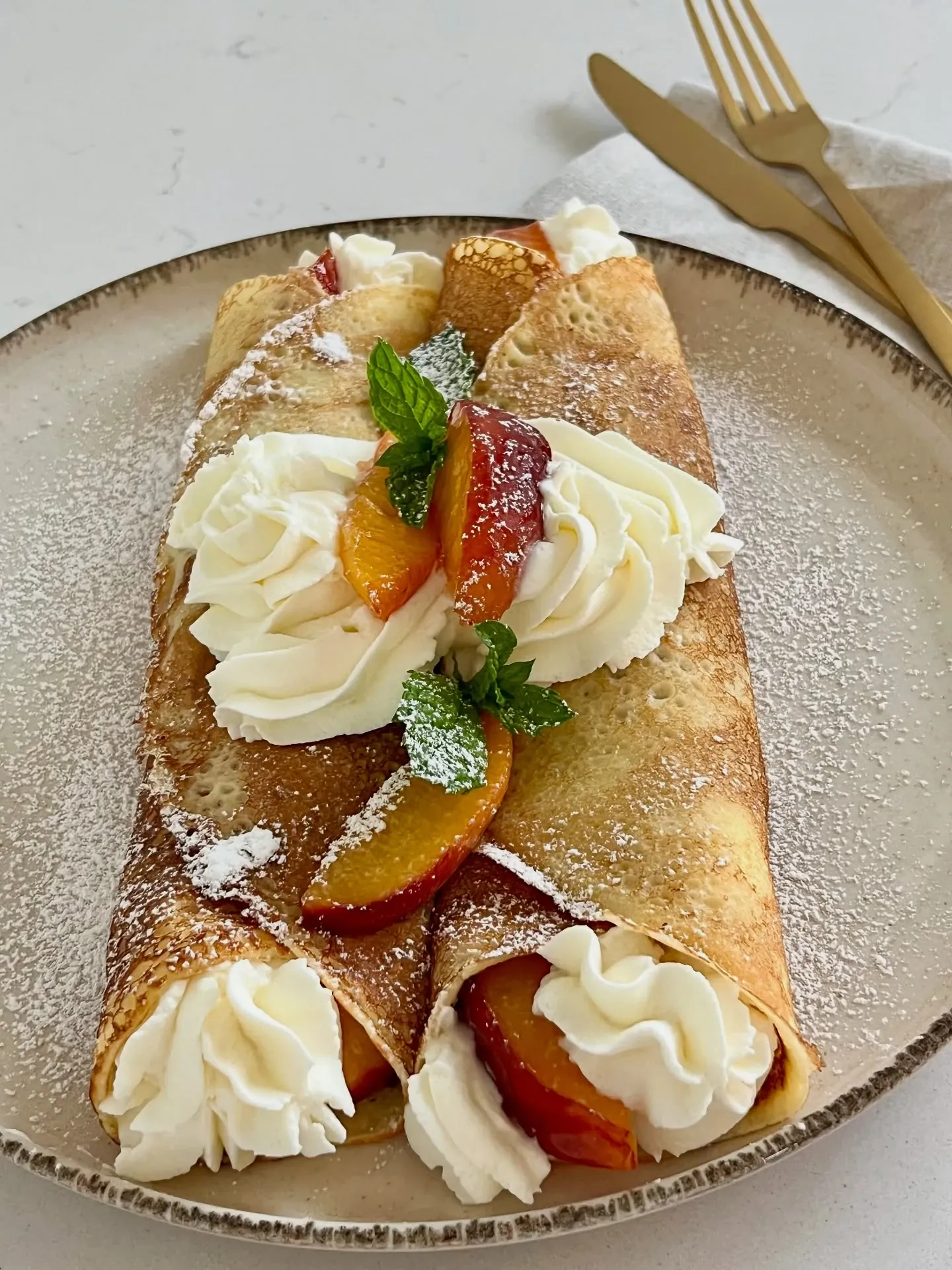 Naleśniki z kremem śmietankowym i karmelizowaną nektarynką 🥞