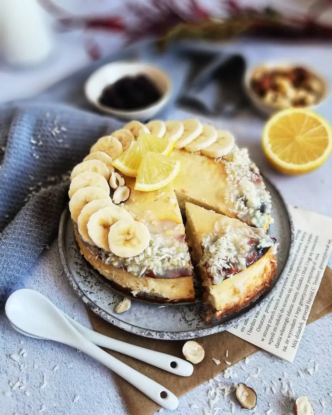 Sernik bananowo-orzechowy z nutą cytryny
