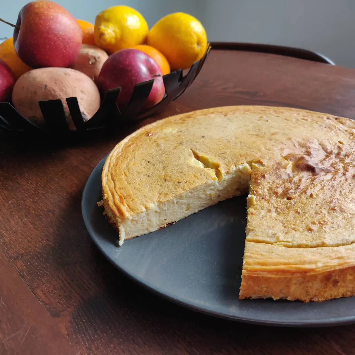 Szybki wilgotny bananowy sernik bez cukru z odrobiną mąki