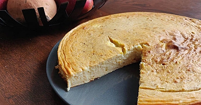 Szybki wilgotny bananowy sernik bez cukru z odrobiną mąki