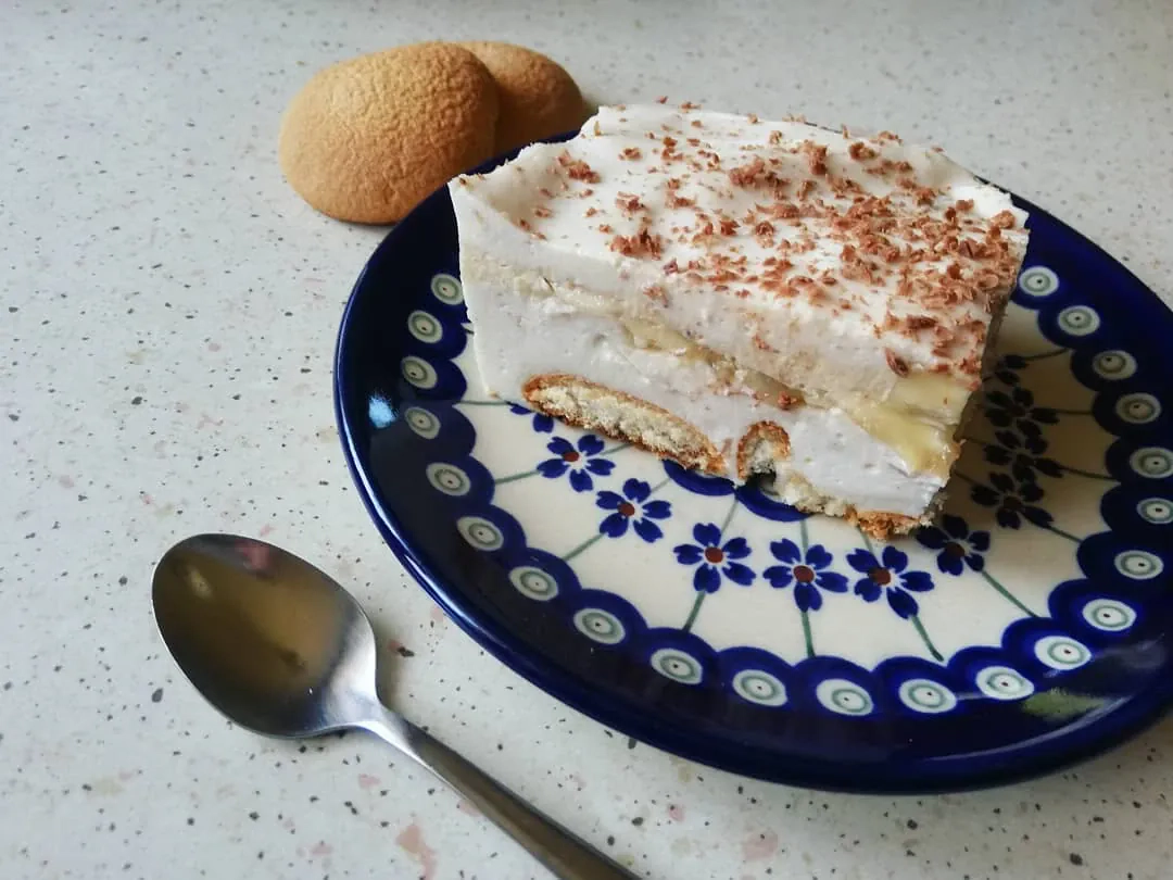 Sernik bananowy na zimno z masłem orzechowym i biszkoptami