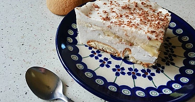 Sernik bananowy na zimno z masłem orzechowym i biszkoptami