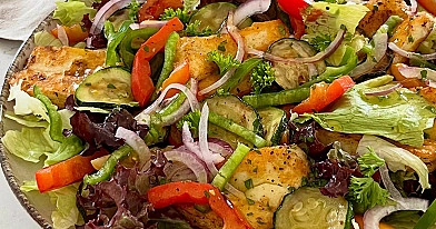 Sałatka z grillowanymi warzywami i serem halloumi w sosie winegret
