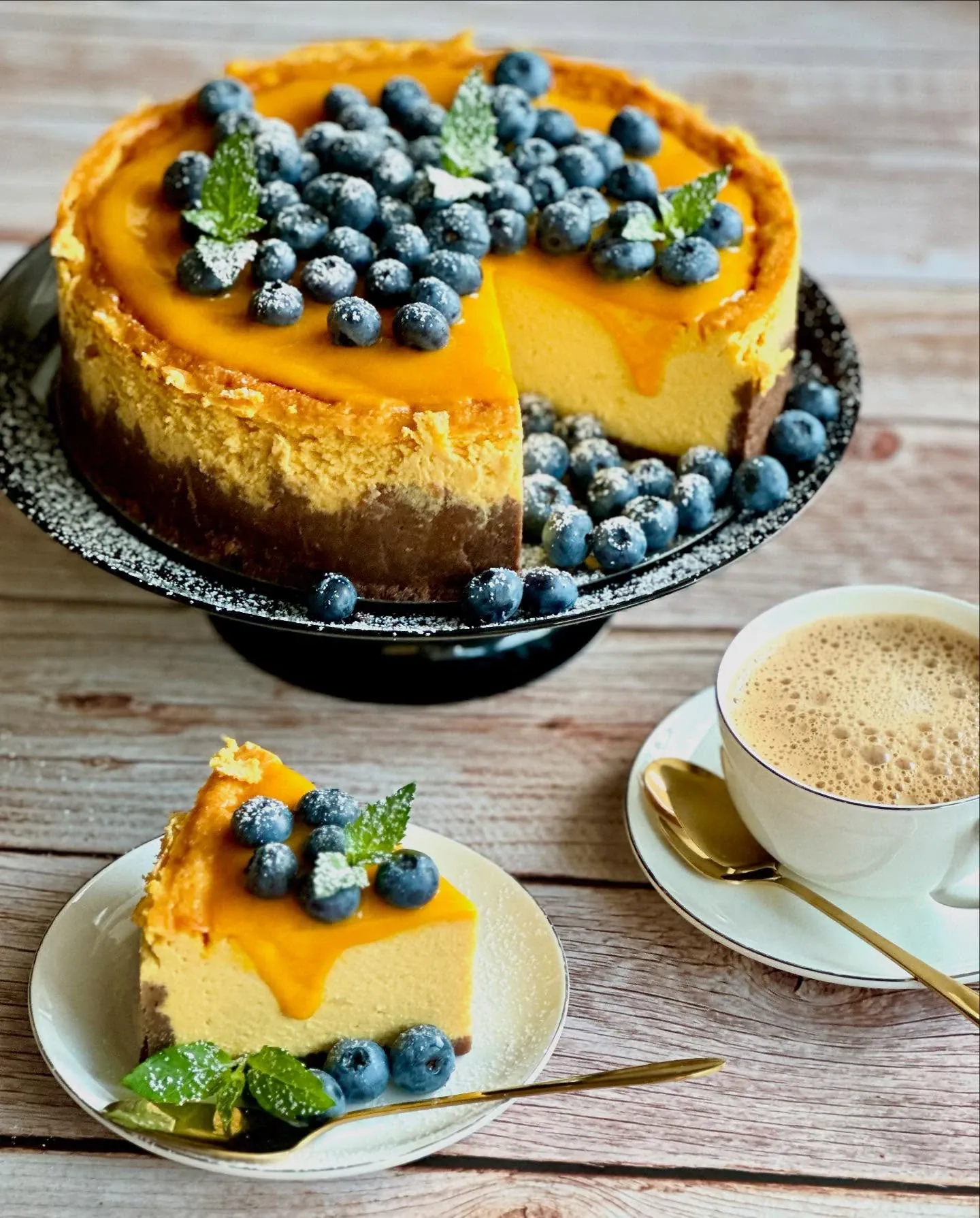 Kremowy sernik mango na ciasteczkowym spodzie