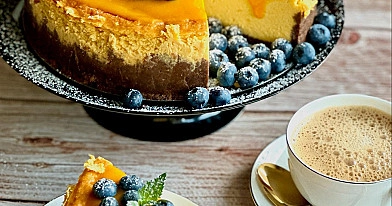 Kremowy sernik mango na ciasteczkowym spodzie