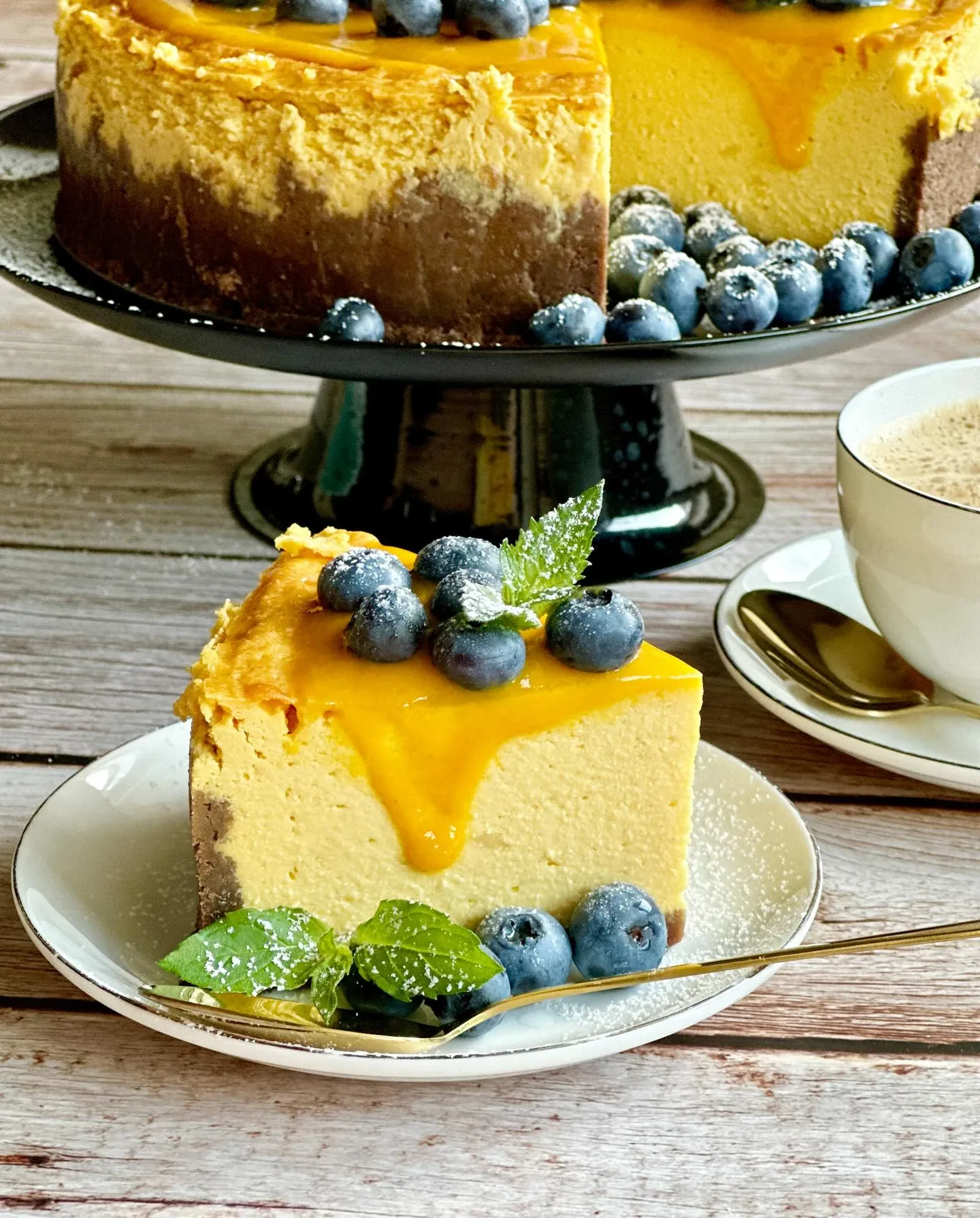 Kremowy sernik mango na ciasteczkowym spodzie