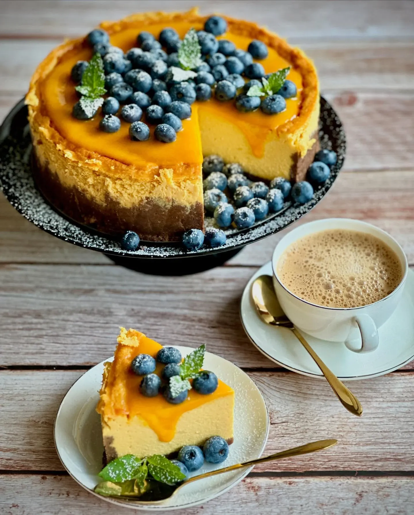 Kremowy sernik mango na ciasteczkowym spodzie